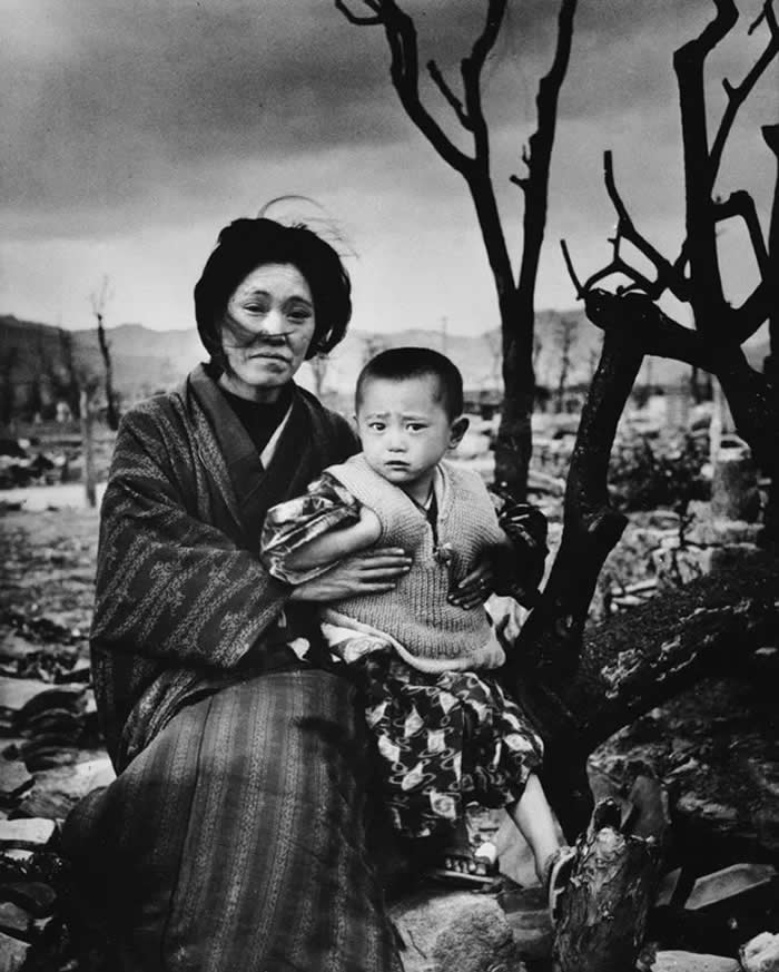 The Past Unfiltered: 36 Rare Historical Photos That Reveal the Human Side of History 59 Hiroshima, 1945. Photo taken by Alfred Eisenstaedt.