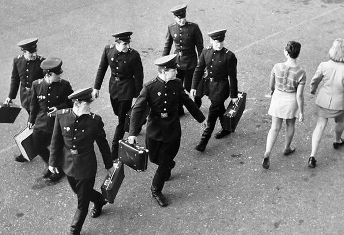 The Past Unfiltered: 36 Rare Historical Photos That Reveal the Human Side of History 64 First mini skirts come in fashion in Lithuania, 1965. (Photo by Marius Baranauskas)