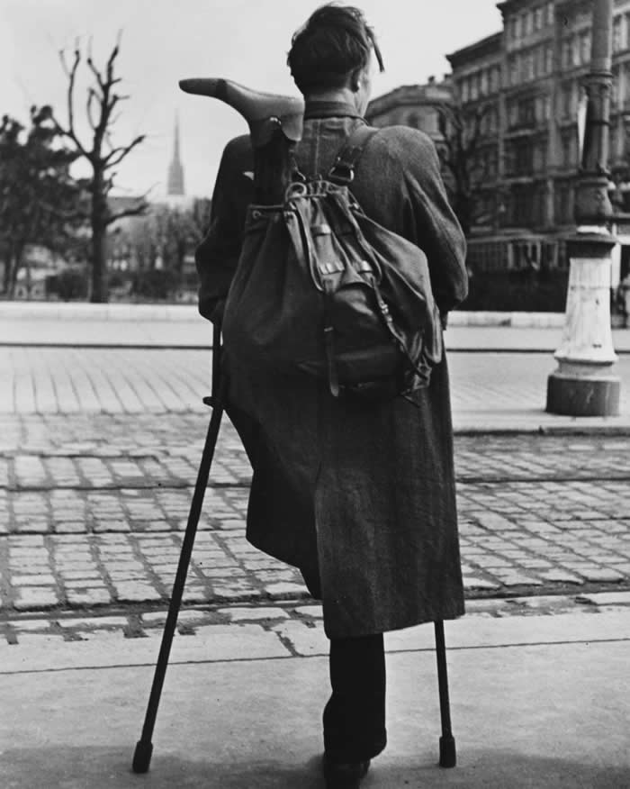The Past Unfiltered: 36 Rare Historical Photos That Reveal the Human Side of History 68 Homecoming prisoner of war, Vienna, Austria, 1946. Photo by Ernst Haas.