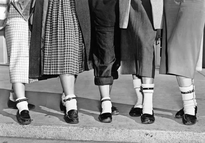 The Past Unfiltered: 36 Rare Historical Photos That Reveal the Human Side of History 42 Apparently, there was this fad where teenage girls wore a dog collar on top of their socks. Picture taken in Los Angeles, 1953.