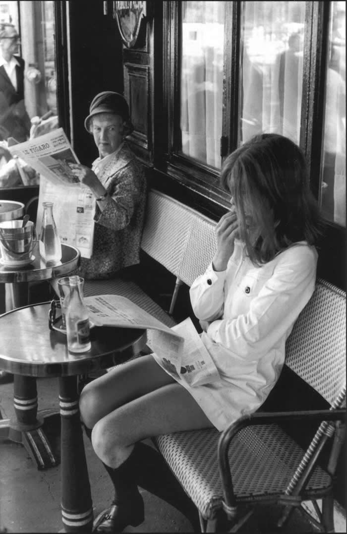 The Past Unfiltered: 36 Rare Historical Photos That Reveal the Human Side of History 70 Vibes and mini skirts in Paris, 1969. Photo by Henri Cartier-Bresson.