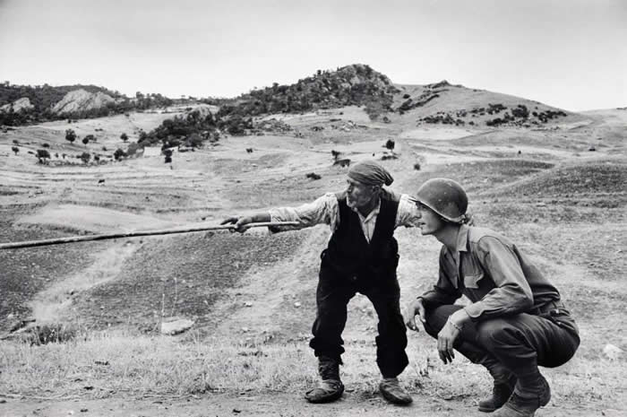 The Past Unfiltered: 36 Rare Historical Photos That Reveal the Human Side of History 72 Sicilian peasant telling an American officer which way the Germans had gone, 1943