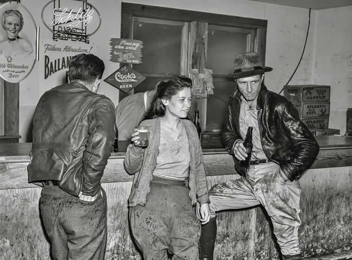 The Past Unfiltered: 36 Rare Historical Photos That Reveal the Human Side of History 73 Construction workers drinking beer in Soldiers Joy Cafe near Camp Blanding. Starke, Florida. December 1940.