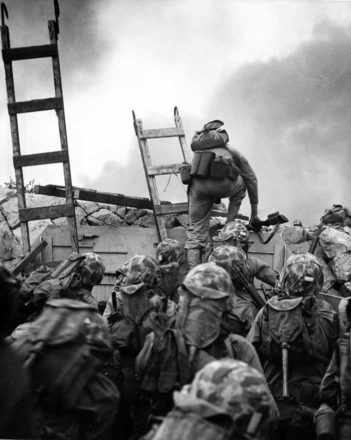 The Past Unfiltered: 36 Rare Historical Photos That Reveal the Human Side of History 45 First Lieutenant Baldomero Lopez leads U.S. Marines over the seawall at Red Beach during the Inchon invasion, September 15, 1950. He was kıIIed minutes later while attacking a North Korean bunker.