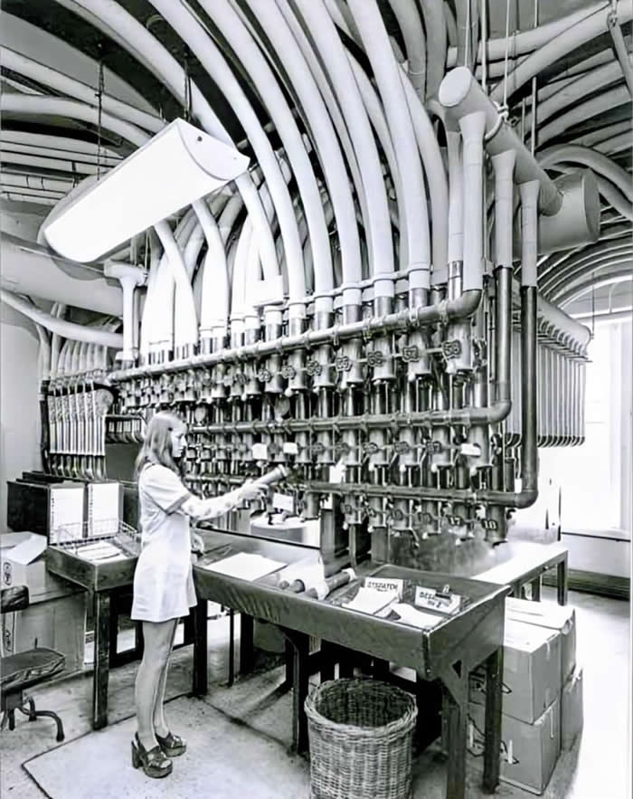 The Past Unfiltered: 36 Rare Historical Photos That Reveal the Human Side of History 46 Bank vacuum tube communication system, 1970s, Australia