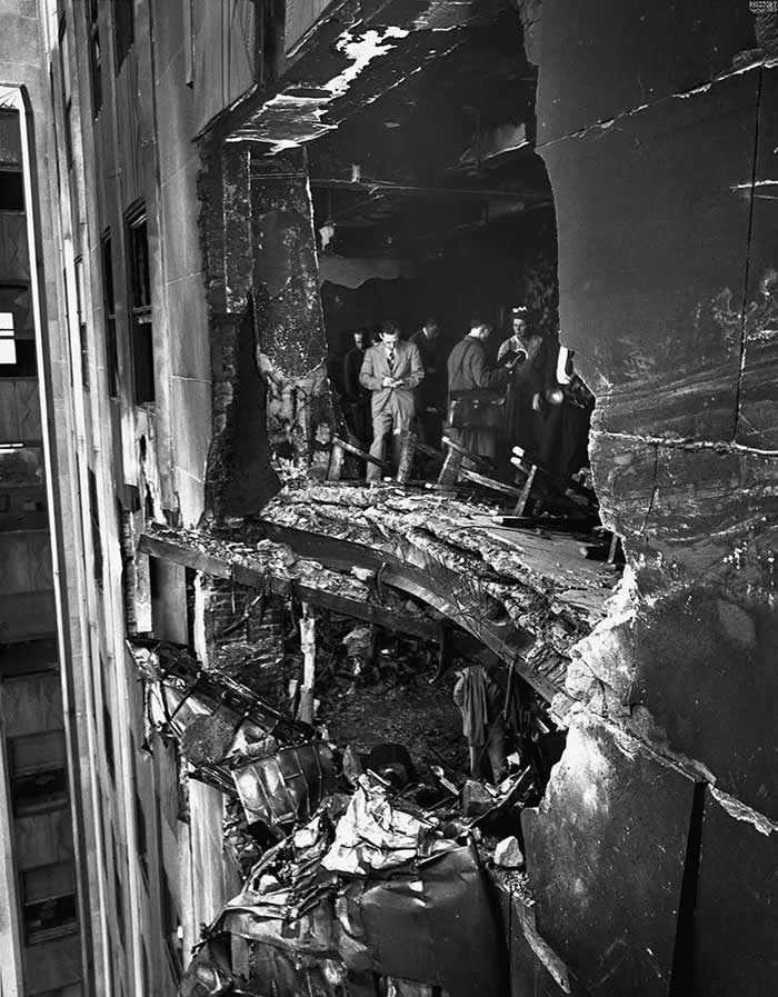 The Past Unfiltered: 36 Rare Historical Photos That Reveal the Human Side of History 47 The aftermath from a B-25 bọmber crashing into the Empire State Building, 1945.