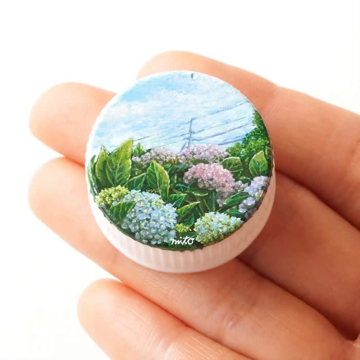 Tiny Worlds: 30 Hyper-Detailed Bottle Cap Paintings by Mito Nishikura That Defy Belief 50 Hyper-Detailed Bottle Cap Paintings by Mito Nishikura