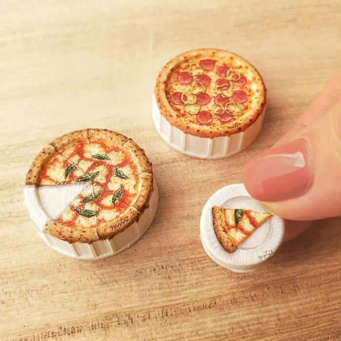 Tiny Worlds: 30 Hyper-Detailed Bottle Cap Paintings by Mito Nishikura That Defy Belief 40 Hyper-Detailed Bottle Cap Paintings by Mito Nishikura