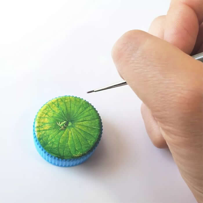 Tiny Worlds: 30 Hyper-Detailed Bottle Cap Paintings by Mito Nishikura That Defy Belief 42 Hyper-Detailed Bottle Cap Paintings by Mito Nishikura