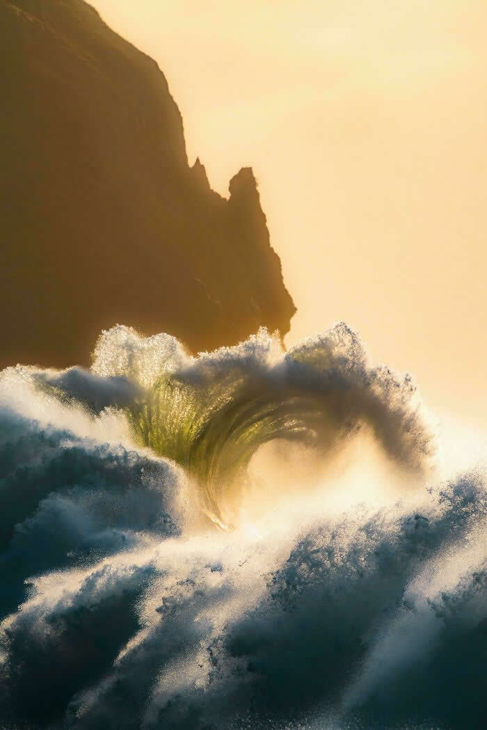 Visual Therapy: 33 Satisfying Photos Celebrating Perfect Symmetry and Balance 41 A Wave During King Tide