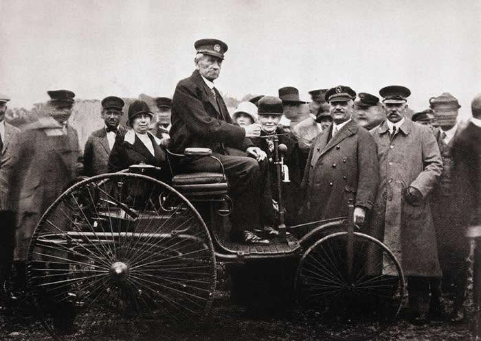 Frozen in Time: 38 Powerful Historical Photos That Bring Forgotten Moments Back to Life 42 Carl Benz on the 1885 Benz Patent Motor Car, model no. 1, the first gas powered automobile