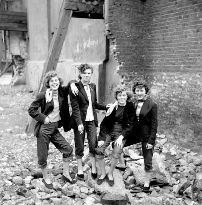 Frozen in Time: 38 Powerful Historical Photos That Bring Forgotten Moments Back to Life 53 Teddy Girls in 1955 - their subculture centered around a still-bomb-damaged London