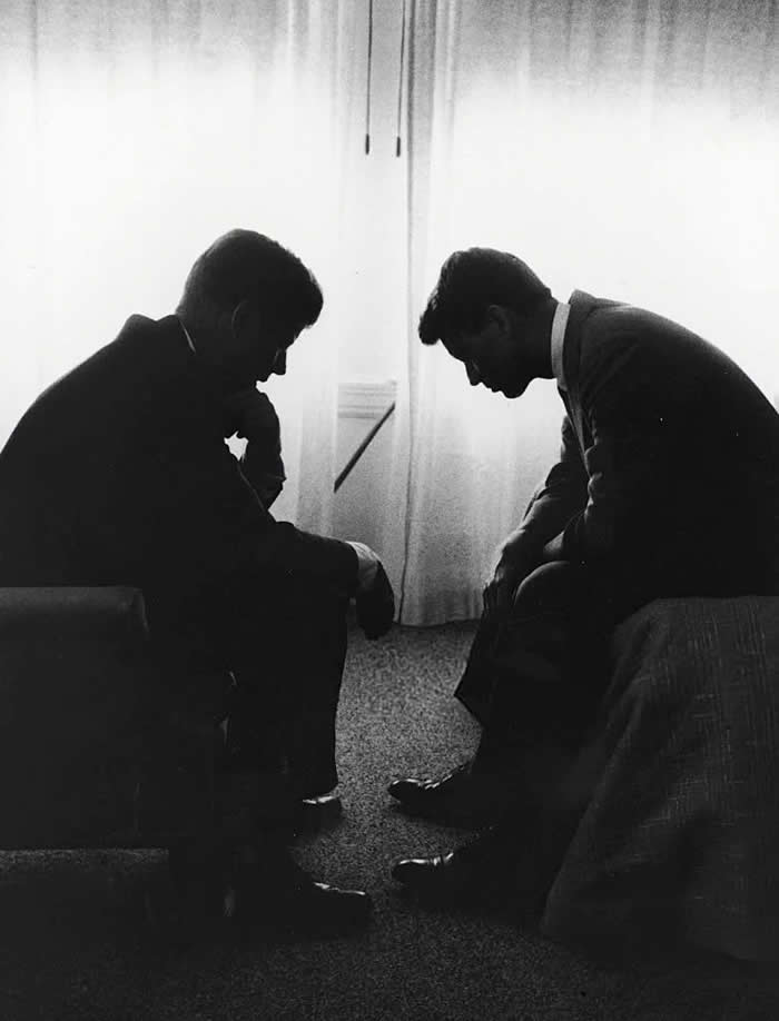 Frozen in Time: 38 Powerful Historical Photos That Bring Forgotten Moments Back to Life 54 John F. Kennedy consults with his brother Robert Kennedy during campaigning. 1960