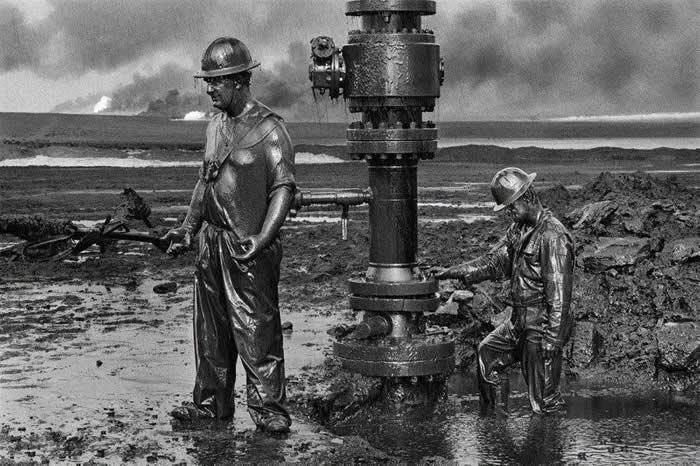 Frozen in Time: 38 Powerful Historical Photos That Bring Forgotten Moments Back to Life 55 Canadian firefighters seal an oil well in Kuwait after Iraqi sabotage during the Gulf War, 1991