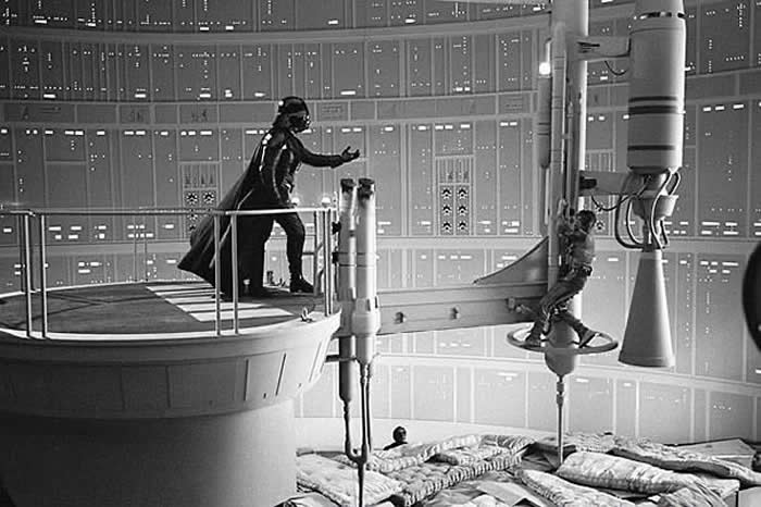 Frozen in Time: 38 Powerful Historical Photos That Bring Forgotten Moments Back to Life 57 Behind the scenes of Star Wars - The Empire Strikes Back. (1980)