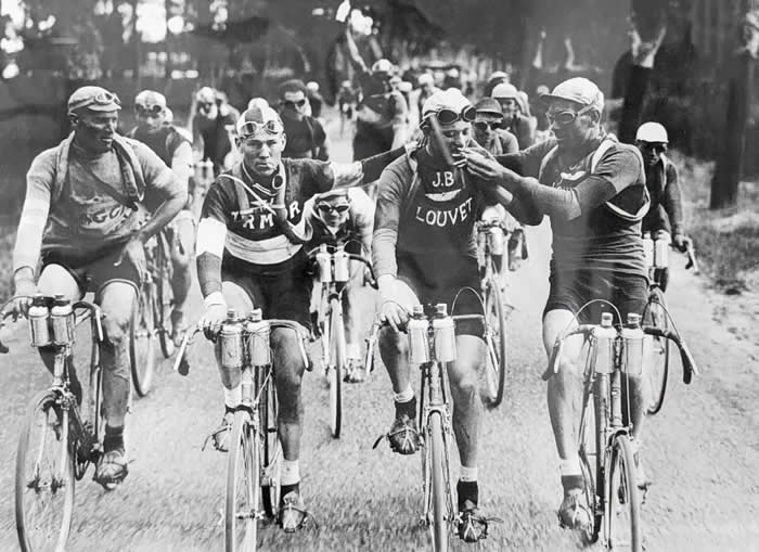 Frozen in Time: 38 Powerful Historical Photos That Bring Forgotten Moments Back to Life 58 Sharing a clgarette during the Tour de France, ca. 1927