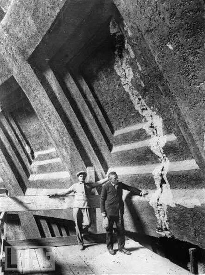 Frozen in Time: 38 Powerful Historical Photos That Bring Forgotten Moments Back to Life 43 Concrete dome of the Roman Pantheon with a crack during the 1925 restoration. Almost two thousand years after it was built, the Pantheon's dome is still the world's largest unreinforced concrete dome
