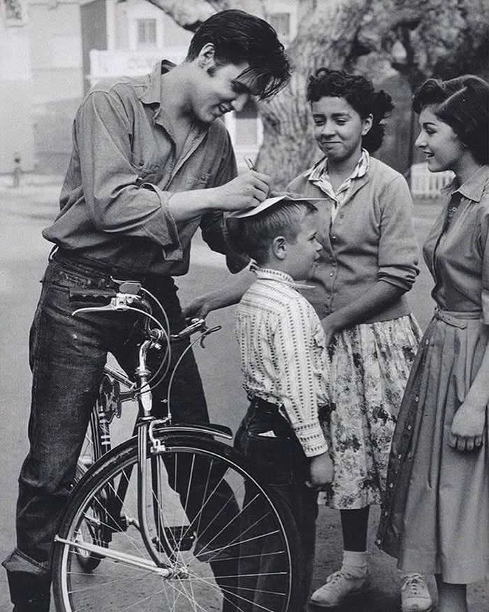 Frozen in Time: 38 Powerful Historical Photos That Bring Forgotten Moments Back to Life 61 Elvis Presley signing autographs on top of a boys head, 1959