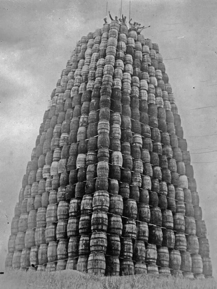 Frozen in Time: 38 Powerful Historical Photos That Bring Forgotten Moments Back to Life 63 A tower built from seized barrels of alcohol awaiting destruction during Prohibition in the United States, 1929