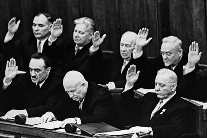 Frozen in Time: 38 Powerful Historical Photos That Bring Forgotten Moments Back to Life 66 Nikita Khrushchev surrounded by people voting for his resignation, USSR, October 14, 1964