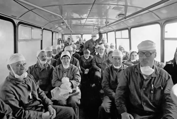 Frozen in Time: 38 Powerful Historical Photos That Bring Forgotten Moments Back to Life 67 Kiev doctors on the way to Chernobyl, April 27, 1986