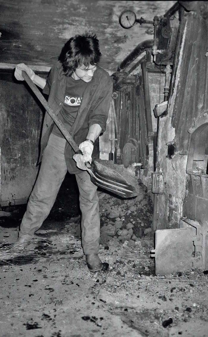 Frozen in Time: 38 Powerful Historical Photos That Bring Forgotten Moments Back to Life 70 Legendary Soviet rockstar Viktor Tsoi of Kino working his day job as a stoker in a Leningrad boiler room, required by law to avoid being prosecuted for "parasitism" (1986)