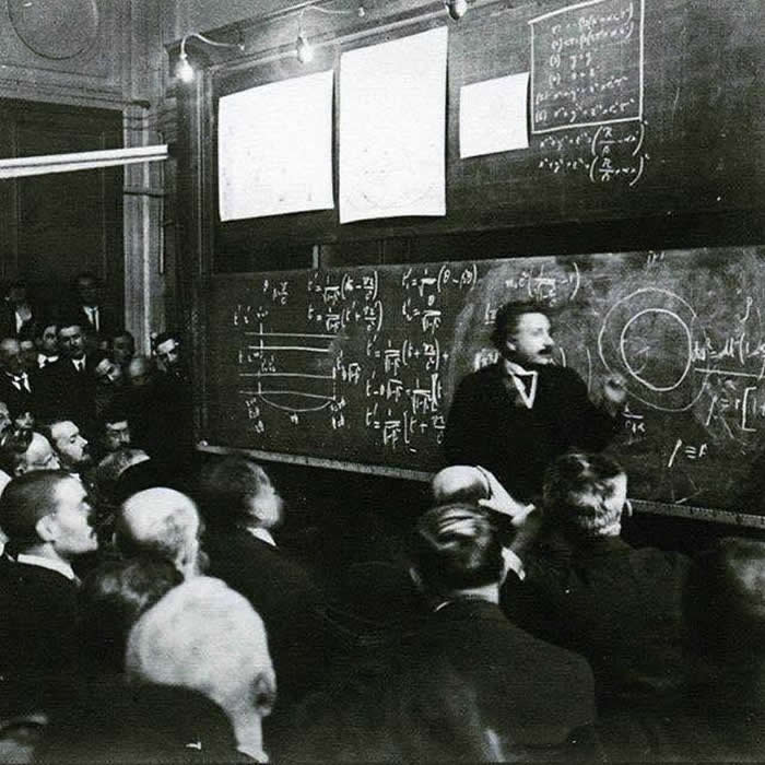 Frozen in Time: 38 Powerful Historical Photos That Bring Forgotten Moments Back to Life 44 Actual photo of Albert Einstein lecturing on the Theory of Relativity, 1922. Guy in front is getting headache