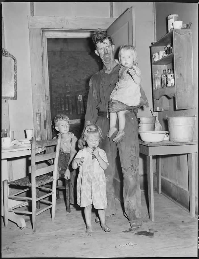 Frozen in Time: 38 Powerful Historical Photos That Bring Forgotten Moments Back to Life 71 A 60-year-old man poses with his family of three in Kentucky, 1946