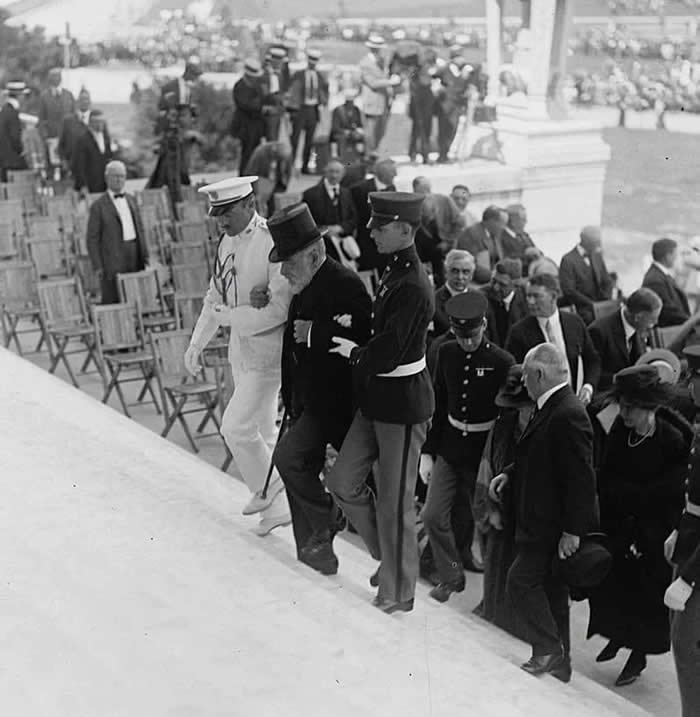 Frozen in Time: 38 Powerful Historical Photos That Bring Forgotten Moments Back to Life 73 78-year-old Robert T. Lincoln (son of Abraham Lincoln) is helped up the steps at the dedication of the Lincoln Memorial in Washington D.C., 1922