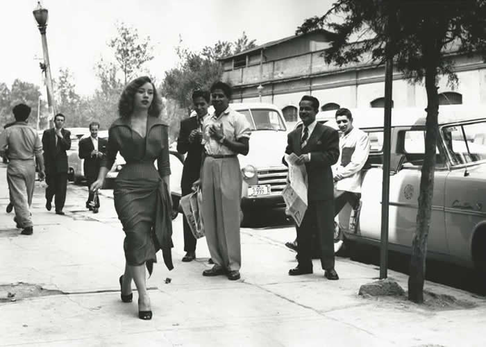 Frozen in Time: 38 Powerful Historical Photos That Bring Forgotten Moments Back to Life 77 Nacho Lopez, Mexican photographer, decided to do a social-cultural experiment and asked actress Maty Huitron to go to the market while he went back to get more roll, then he hide and took photos while he followed her, capturing the reactions of the men. Done January of 1953