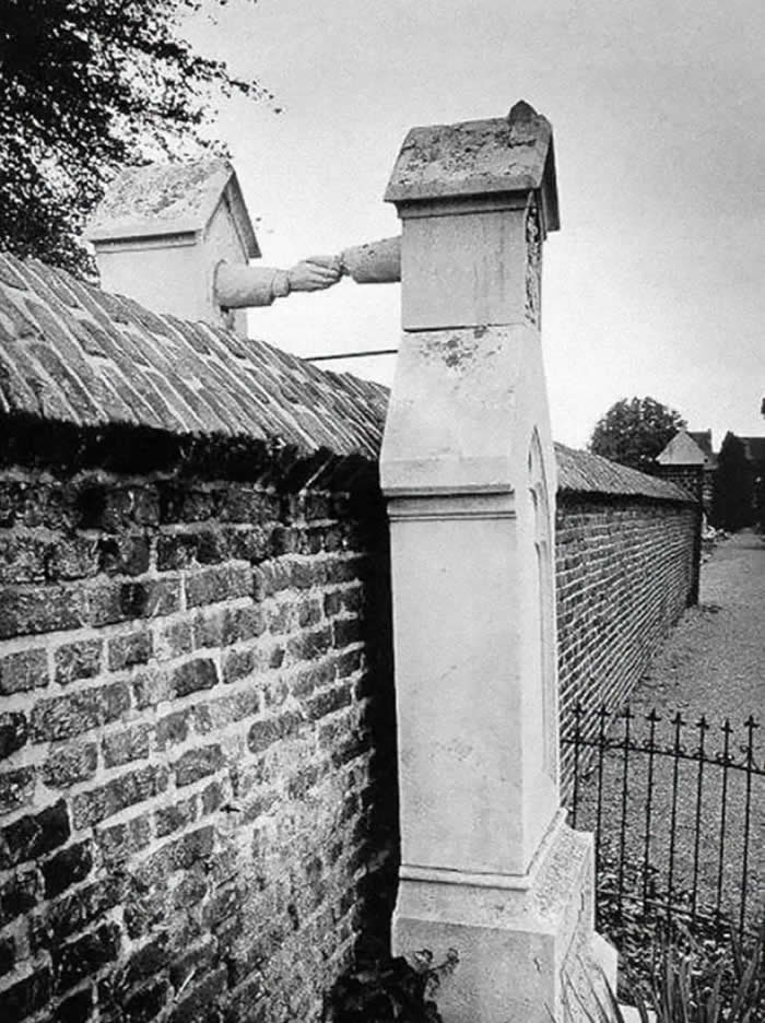Frozen in Time: 38 Powerful Historical Photos That Bring Forgotten Moments Back to Life 78 The graves of a Catholic woman and her Protestant husband, separated by a wall, Netherlands, 1888