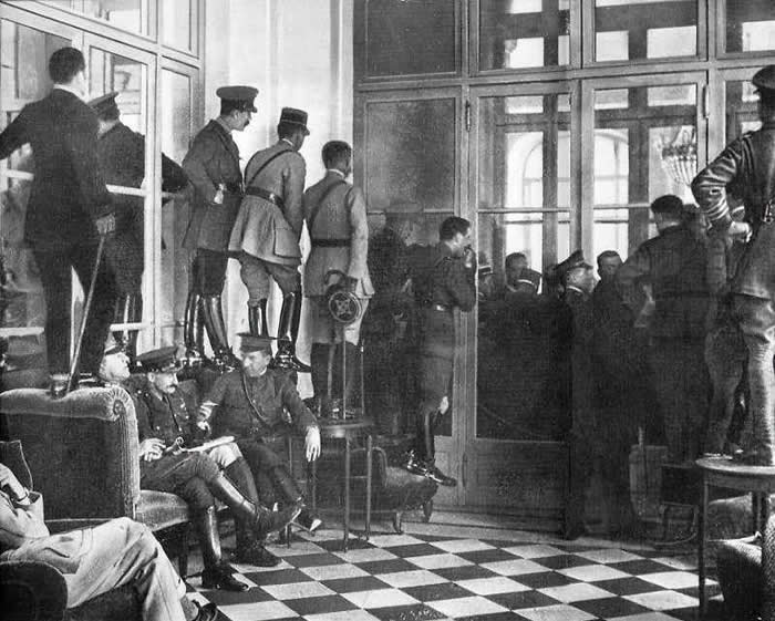 Frozen in Time: 38 Powerful Historical Photos That Bring Forgotten Moments Back to Life 46 Spectators trying to get a glimpse of the Treaty of Versailles being signed, 1919