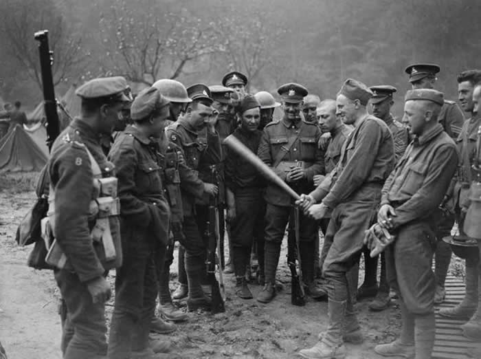 Frozen in Time: 38 Powerful Historical Photos That Bring Forgotten Moments Back to Life 47 American soldiers explaining to British soldiers what the American game of baseball is like. (1940s)