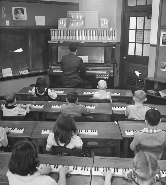 Frozen in Time: 38 Powerful Historical Photos That Bring Forgotten Moments Back to Life 48 Elementary Piano Class back in 1947. Photo by Yale Joel