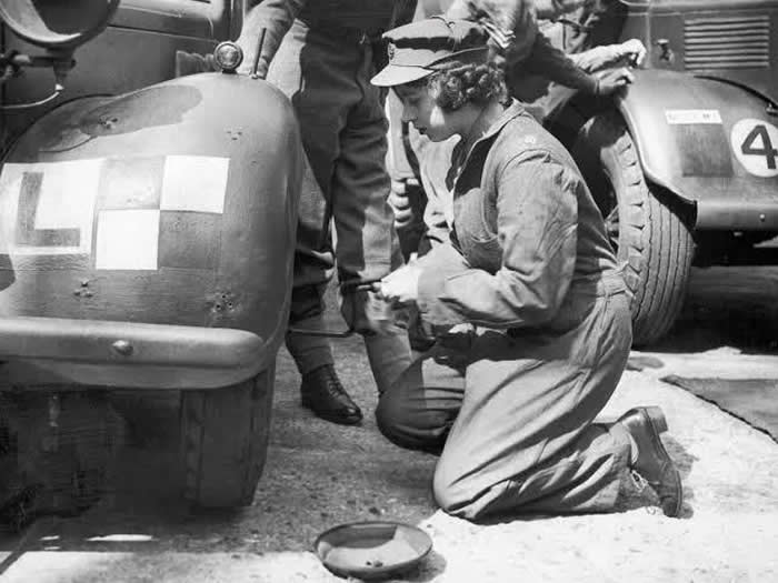 Frozen in Time: 38 Powerful Historical Photos That Bring Forgotten Moments Back to Life 49 Queen Elizabeth changing a tire on a truck during WWII