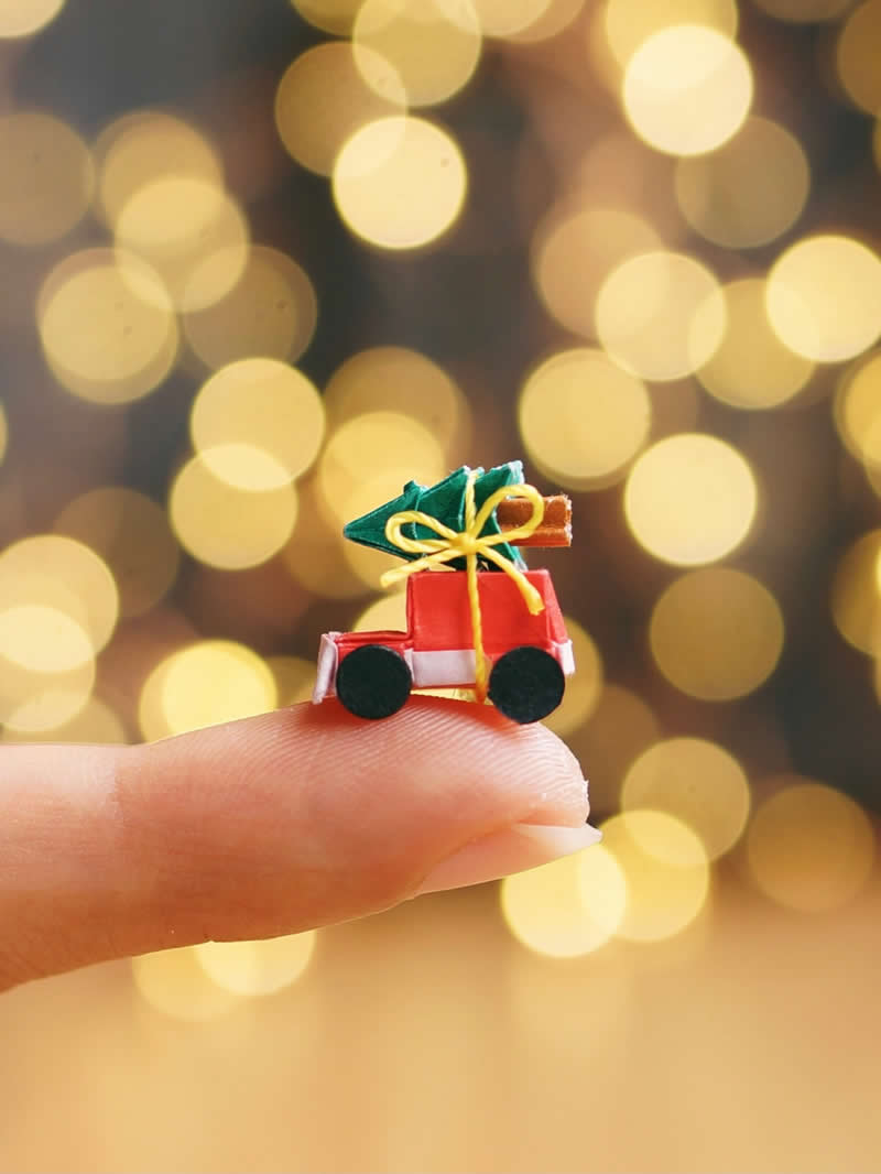 The Magic of Miniatures: 32 Outstanding Artworks by Ana Sofia Casaverde 37 Miniature Artworks by Ana Sofia Casaverde