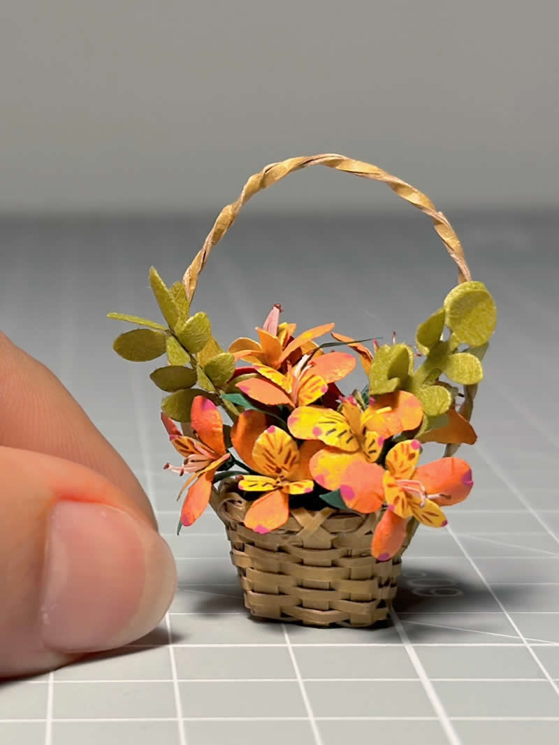 The Magic of Miniatures: 32 Outstanding Artworks by Ana Sofia Casaverde 48 Miniature Artworks by Ana Sofia Casaverde