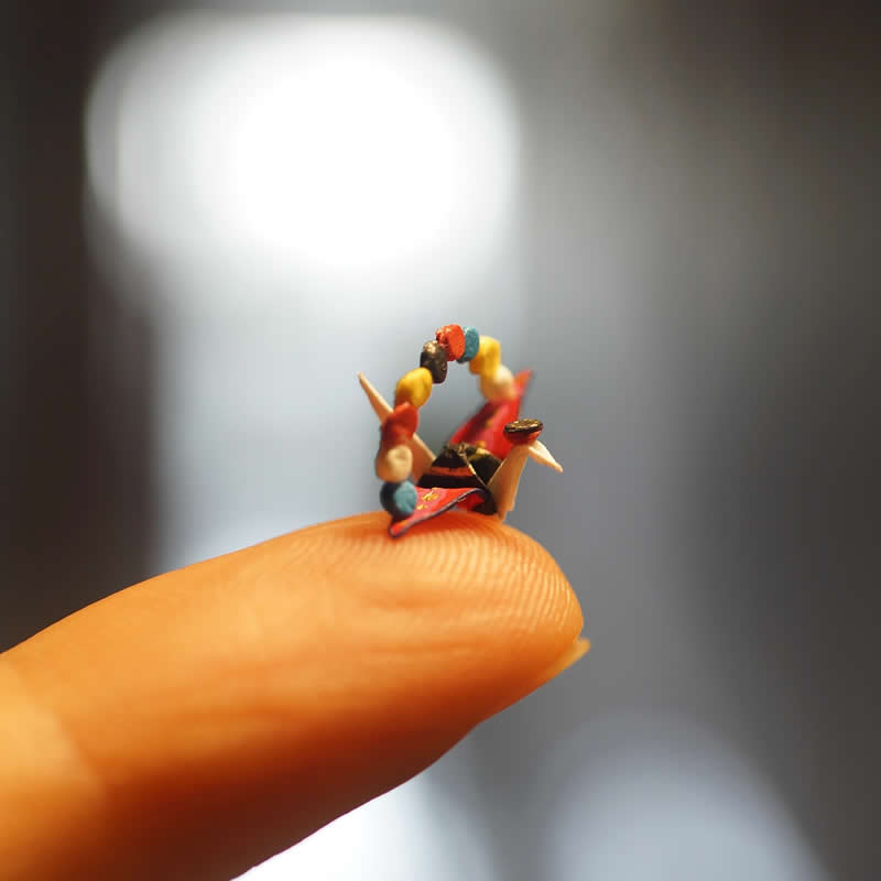 The Magic of Miniatures: 32 Outstanding Artworks by Ana Sofia Casaverde 52 Miniature Artworks by Ana Sofia Casaverde