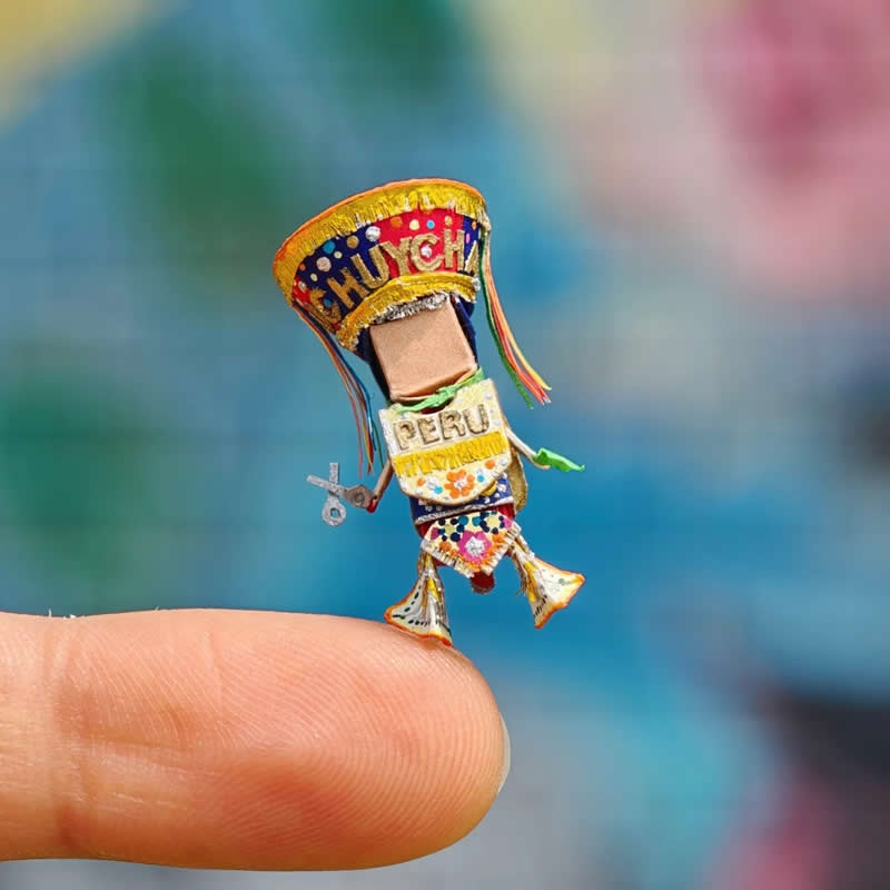 The Magic of Miniatures: 32 Outstanding Artworks by Ana Sofia Casaverde 43 Miniature Artworks by Ana Sofia Casaverde