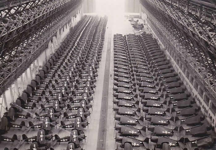 The Past Unfiltered: 34 Rare Historical Photos That Reveal the Human Side of History 47 Newly built F4U Corsair and F6F Hellcats being prepared to be shipped to the Pacific theatre, USA, 1944