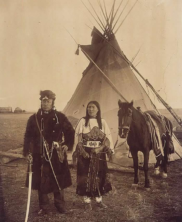 The Past Unfiltered: 34 Rare Historical Photos That Reveal the Human Side of History 52 Dog Child, a North West Mounted Police scout, and his wife, The Only Handsome Woman, members of the Blackfoot Nation, Gleichen, Alberta, ca. 1890