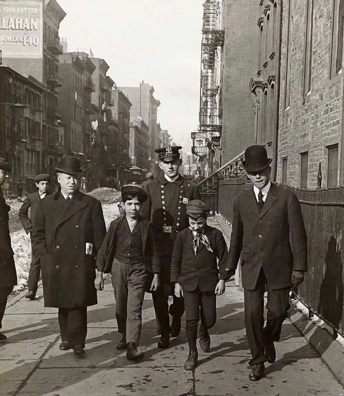 The Past Unfiltered: 34 Rare Historical Photos That Reveal the Human Side of History 60 Two boys being arrested for pickpocketing. New York, early 1900s