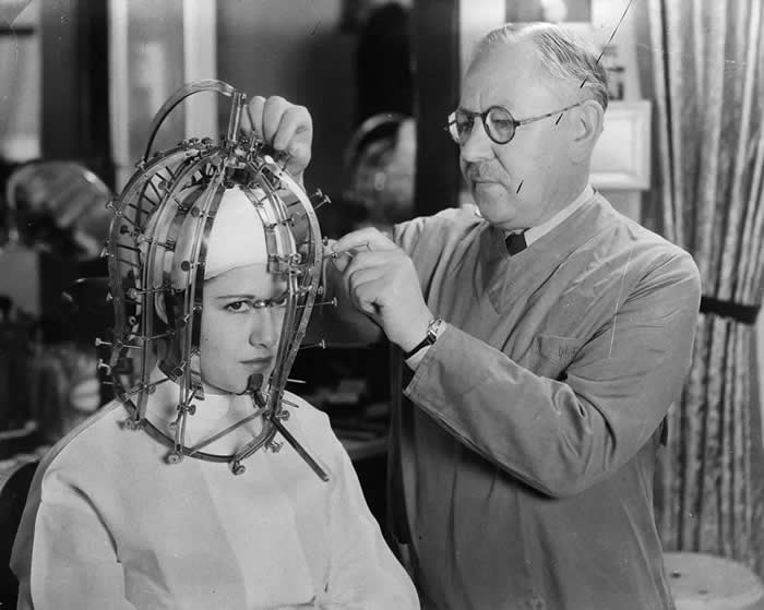 The Past Unfiltered: 34 Rare Historical Photos That Reveal the Human Side of History 64 In the 1930s, make-up legend Max Factor came up with an ingenious invention called the Beauty Micrometer, a device that claimed to measure facial flaws.