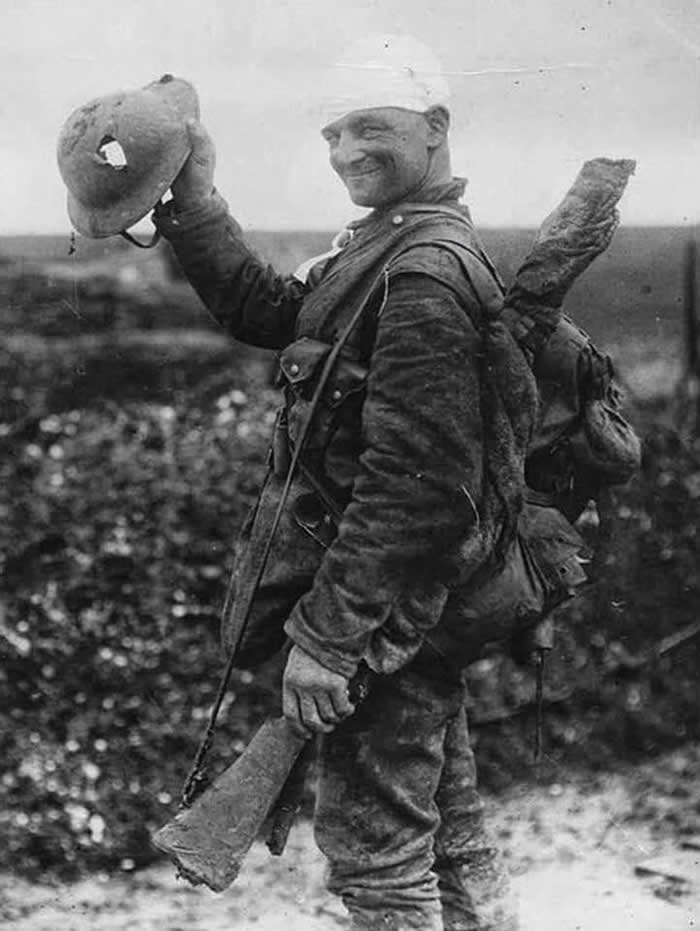 The Past Unfiltered: 34 Rare Historical Photos That Reveal the Human Side of History 65 Happy (and very lucky) British soldier shows off his damaged helmet, 1917 (Western Front, The First World War)