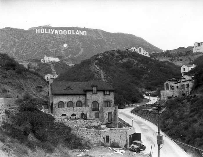 The Past Unfiltered: 34 Rare Historical Photos That Reveal the Human Side of History 67 The Hollywood sign originally said “Hollywoodland” when it was installed in 1923. The last four letters were removed when the sign was refurbished in 1949.