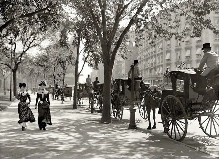The Past Unfiltered: 34 Rare Historical Photos That Reveal the Human Side of History 70 New York City street scene, 1900s