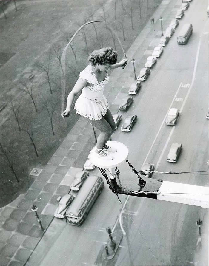 The Past Unfiltered: 34 Rare Historical Photos That Reveal the Human Side of History 43 Daredevil aerialist Betty Fox performs from the roof of the Fort Shelby Hotel, Michigan, 1945.