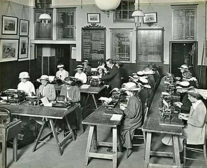 The Past Unfiltered: 34 Rare Historical Photos That Reveal the Human Side of History 45 Typewriting Class For Women, Blackheath Road Evening Institute, London, 1914.
