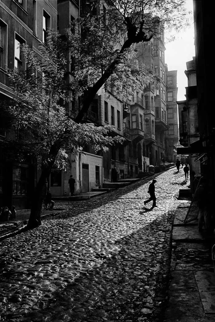 Timeless Black and White: 35 Minimalist Photos That Let Light, Shadow, and Shape Tell the Story 39 Minimalist Photos That Let Light, Shadow, and Shape Tell the Story