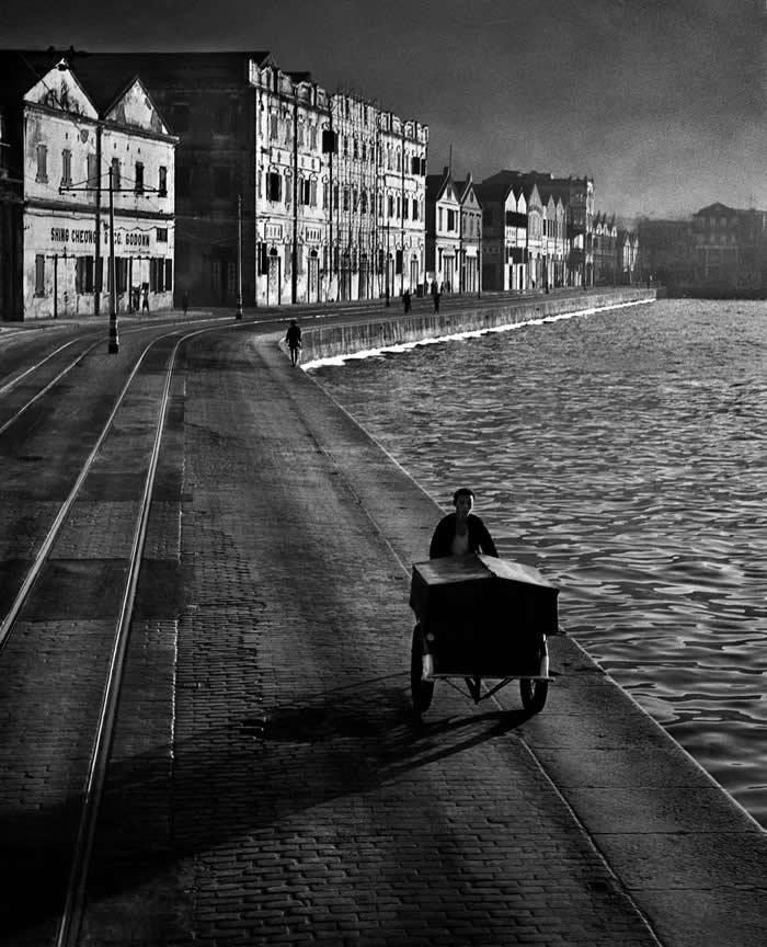 Timeless Black and White: 35 Minimalist Photos That Let Light, Shadow, and Shape Tell the Story 49 Minimalist Photos That Let Light, Shadow, and Shape Tell the Story